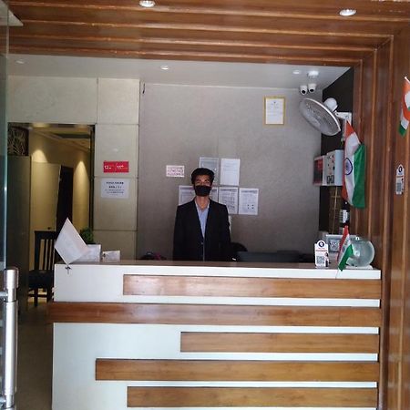 Hotel Megha Inn ラクナウ エクステリア 写真
