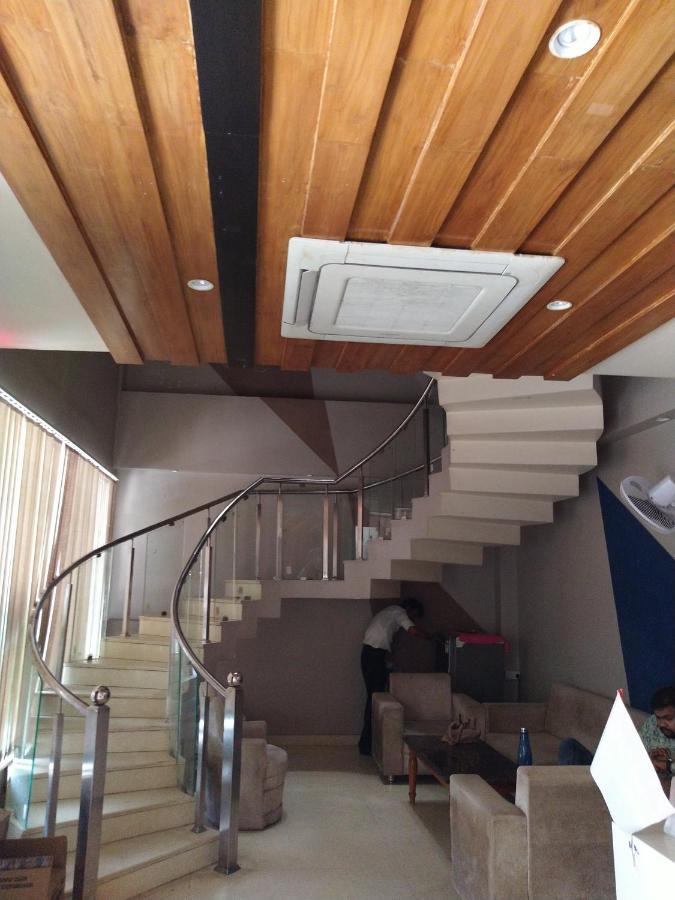 Hotel Megha Inn ラクナウ エクステリア 写真