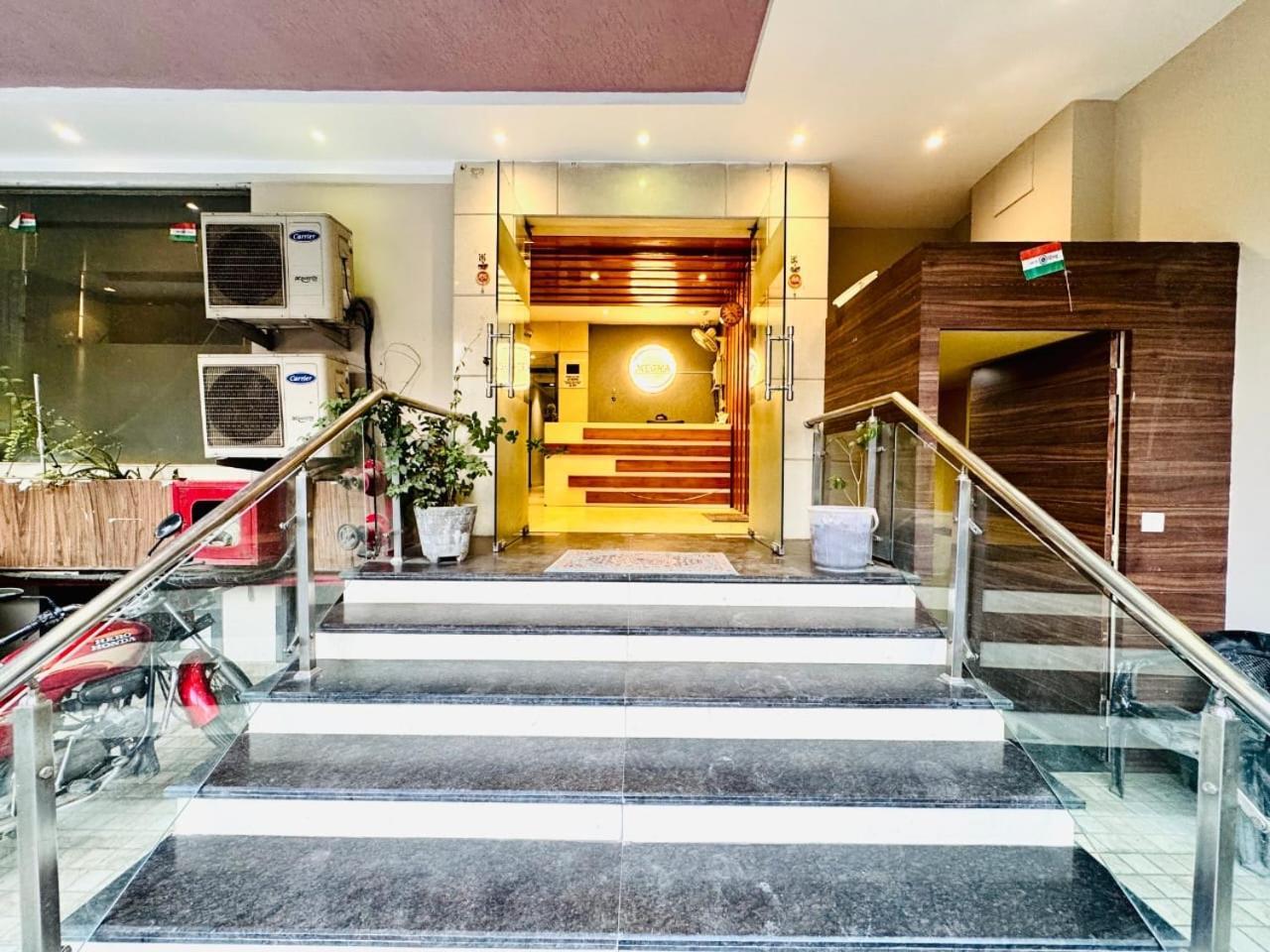 Hotel Megha Inn ラクナウ エクステリア 写真