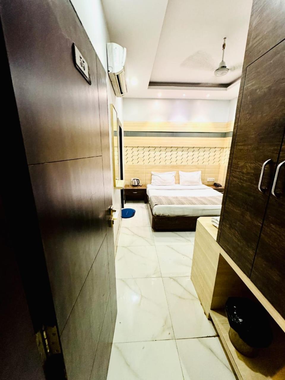 Hotel Megha Inn ラクナウ エクステリア 写真