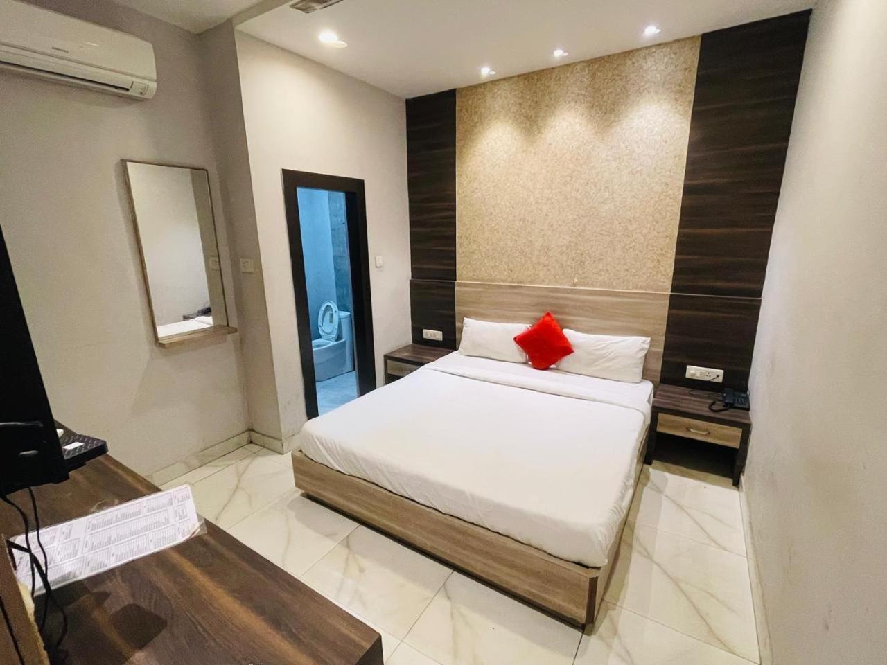 Hotel Megha Inn ラクナウ エクステリア 写真