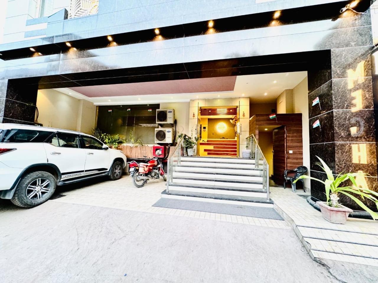 Hotel Megha Inn ラクナウ エクステリア 写真