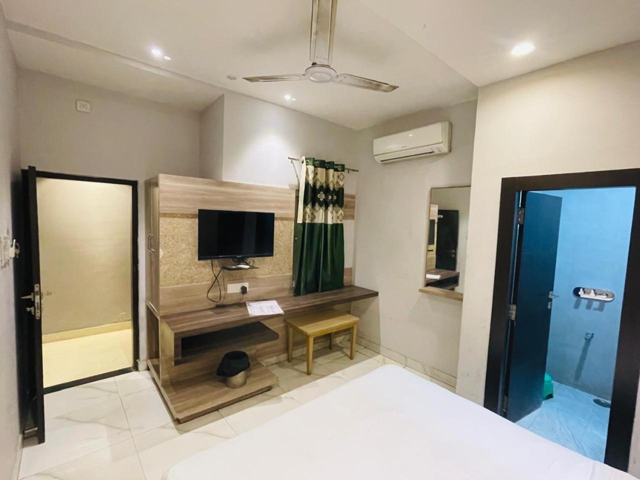 Hotel Megha Inn ラクナウ エクステリア 写真