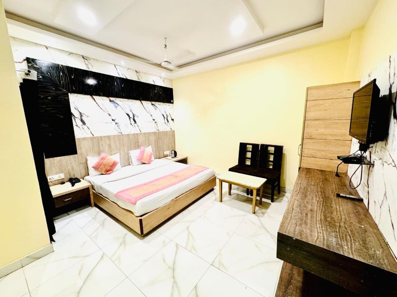 Hotel Megha Inn ラクナウ エクステリア 写真